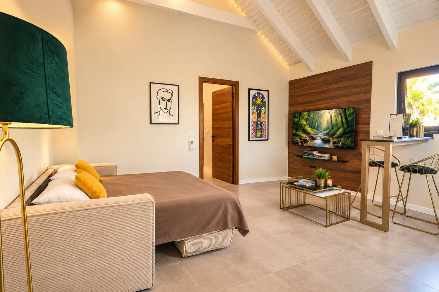 Canapé-lit du salon d'une Junior Suite Caribéenne Plus, The Forest Anse Marcel, Saint-Martin
